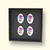 The inside of the lid of the box of the Mourning Button can be put down as a photo frame. Sizes: L x W = about 125x125mm